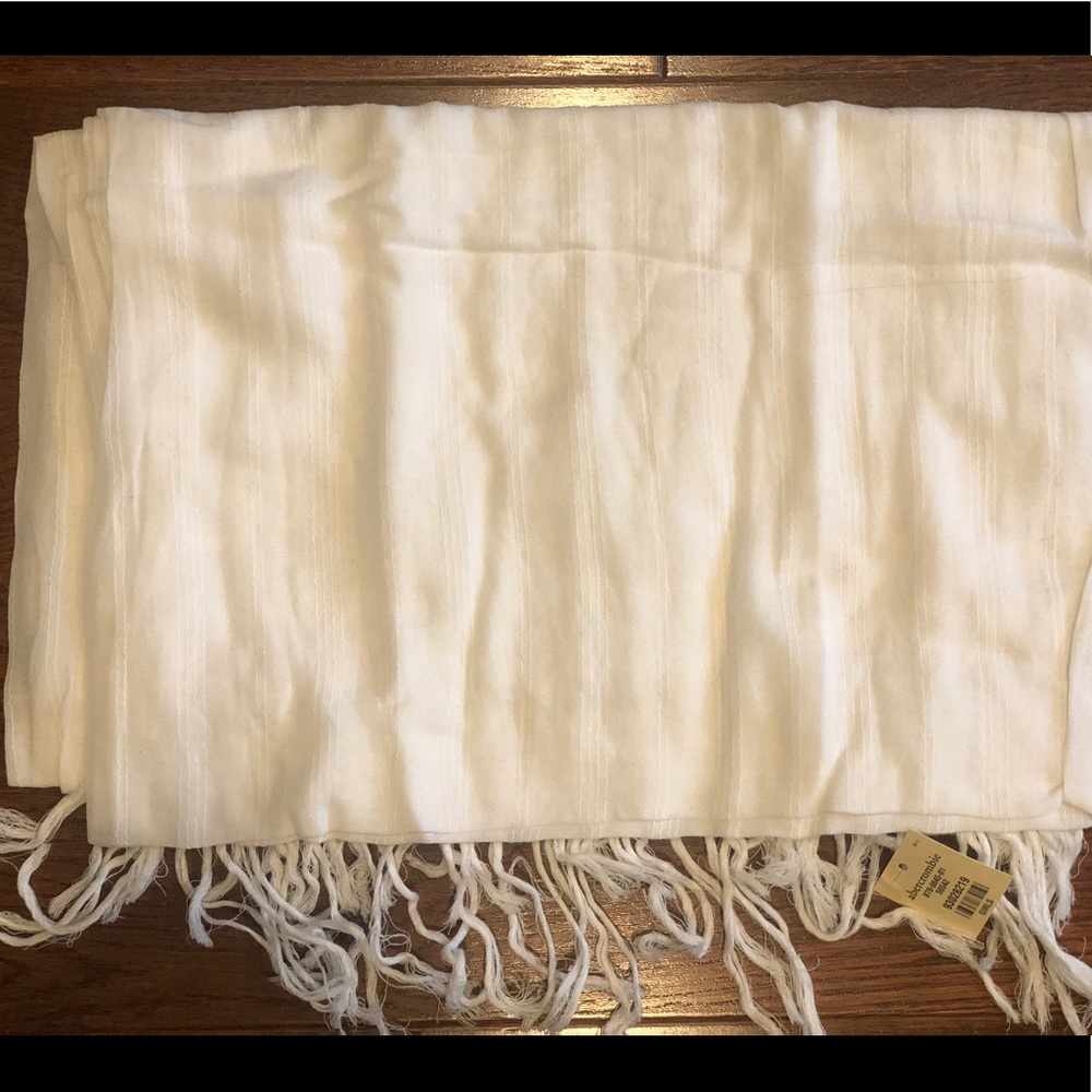 New w/ Tags Abercrombie & Fitch white Scarf